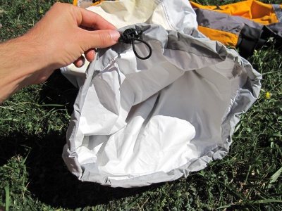 Veste Kokatat : double jupe en tissu au niveau de la taille, serrage par cordelette élastique