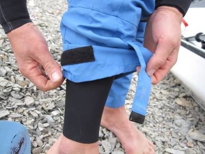 Long manchon en néoprène au niveau des pieds + pantalon serrable par velcro