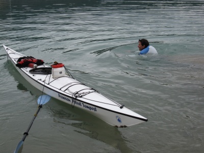 Remontée à bord du kayak avec la combi et sans avoir pied