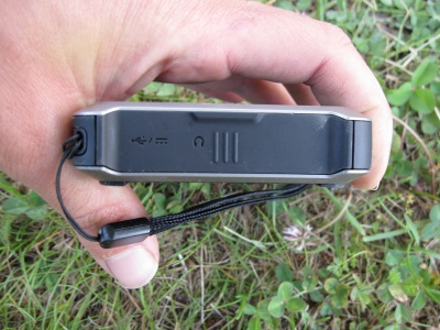 Evadeo X50, vue latérale (capot souple pour protéger la connexion mini usb, l'interrupteur et la sortie casque