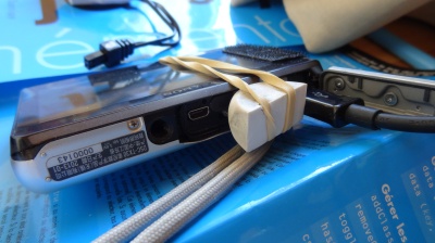 Elastique + morceau de gomme pour maintenir la batterie enfoncée pendant la charge via le câble micro-usb