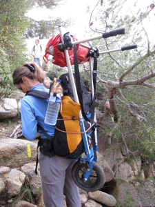 Pour les zones infranchissables, on peut utiliser le sac à dos transporté pour le mettre sur le dos Pour les zones infranchissables, on peut utiliser le sac à dos transporté pour le mettre sur le dos