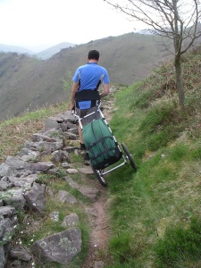 Passage en sentier, la remorque n'est vraiment pas faite pour ça, position for désagrable à tenir sur des kilomètres.JPG