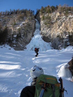 En cascade de glace, voila bien une activité où le casque est tout le temps utile