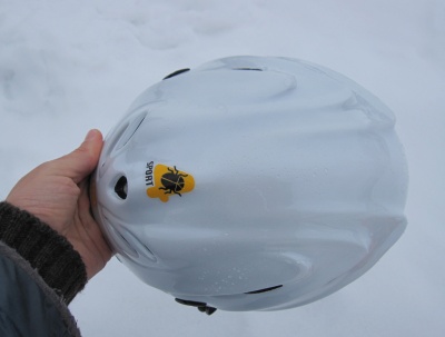 Pas d'aération sur le haut puisqu'il s'agit d'un casque homologué alpinisme (protection chutes de pierres)