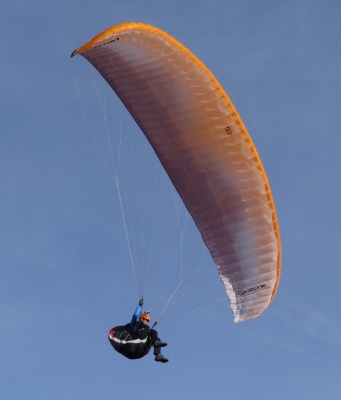 Pas homologué parapente, mais toujours mieux qu'un casque d'alpinisme classique...