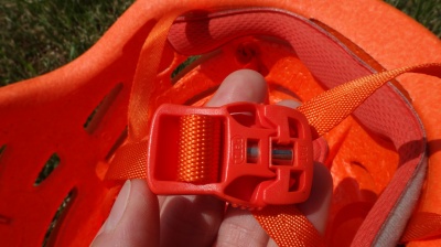 Clip magnétique de fixation (brevet Petzl) permettant de fermer la boucle d'une seule main