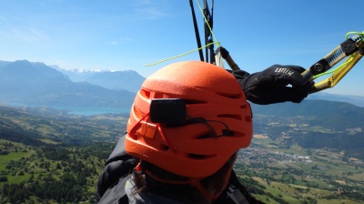 Le Sirocco utilisé en parapente, ici un mini variomètre a été fixé sur le Sirocco