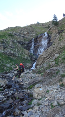 Le Sirocco visible sur le sac lors d'une marche d'approche en montagne