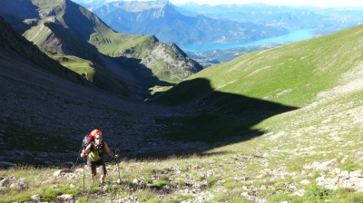 Le Sirocco visible sur le sac lors d'une marche d'approche en montagne