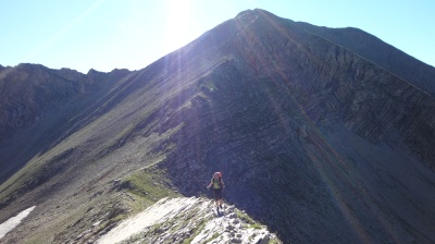 Le Sirocco visible sur le sac lors d'une marche d'approche en montagne