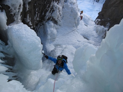 Utilisé sur une sortie cascade de glace, une activité où le casque sert souvent...