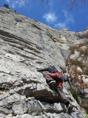 La Badile testée en rocher, ici sur une voie en 6a, ça le fait bien sur les parties en 5c de la longueur, les portions vraiment 6a, en dalle sans rien, c'est quand même limite ;-)