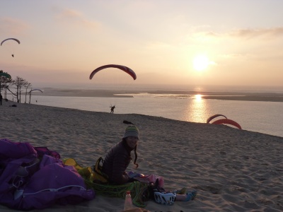 Parapente dasn le sable à la dune de Pyla, j'apprécie des chaussures ouvertes et qui tiennent au pied!