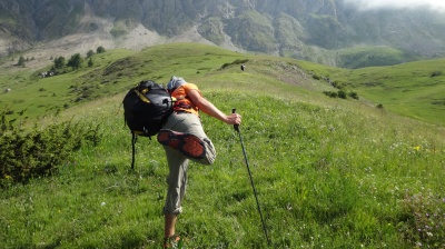 Divers petits crampons sous la semelle offrent une bonne accroche en terrain varié