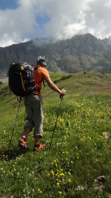 Sandales outdoor Keen en randonnée + vol en parapente en montagne