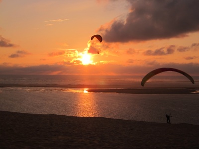 Parapente et jeux dans le sable à la dune de Pyla, vive les sandales ouvertes et au bon maintien et confort