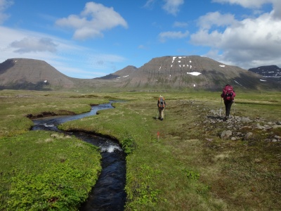 Terrain varié en Islande, parfois assez humide. Les Merrell Siren Ventilator à gauche et les Keen Targhee II à droite