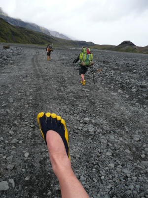 Marche en FiveFingers (si on est chargé, marcher longtemps avec les chaussons est désagréable)