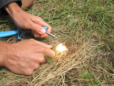 Comment allumer un feu avec un FireSteel : formation de belles étincelles bien chaudes