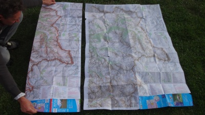 Carte IGN Top25 Résistante à gauche imprimée recto verso sur du papier résistant, et la version classique à droite imprimée recto uniquement