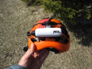 La Nao fixée sur le casque Petzl Meteor III+, au max du réglage possible