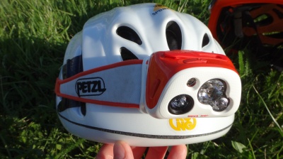 La Tikka R+ et la Tikka RXP fixées sur des casques multiactivités La Tikka R+ et la Tikka RXP fixées sur des casques multiactivités