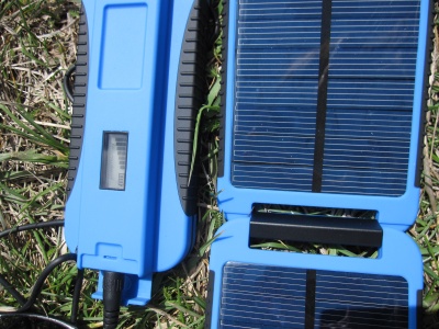 Batterie en cours de charge par le panneau Powermonkey Extreme