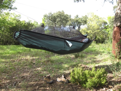 Le hamac monté, avec la moutiquaire tendue sur la faîtière (fournie)