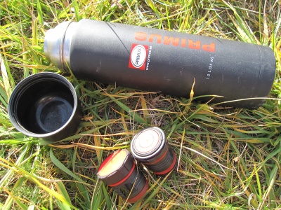 Thermos Primus 1l avec ses 2 bouchons et son gobelet