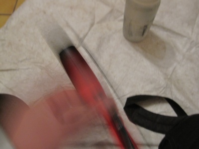 On remue le Miox pour charger l'eau de la chambre en sel On remue le Miox pour charger l'eau de la chambre en sel