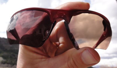 Lunettes avec verre photochromiques, à gauche verre exposé au soleil, à droite caché, mais il brunit déjà, ça va très vite