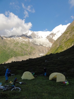 Au bivouac à VTT BUL sous le glacier de Bionnassay et le dôme du Goûter, avec le Nemo Astro Air Lite