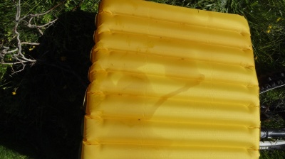 Le matériau de l'Astro Air absorbe davantage l'humidité (sèchage le matin après un bivouac humide)