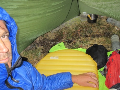 Le NeoAir sous tarp, bien mettre une protection sous le matelas (bâche, tissu...)