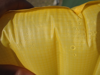 On voit la condensation sous forme de gouttes à l'intérieur du matelas.