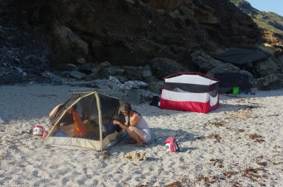 Kayak bivouac en Sardaigne, le Evolite gonflé dans la tente de gauche