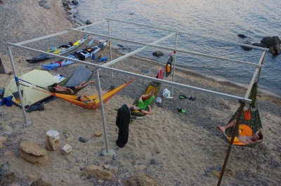 Bivouac en Sardaigne, le Evolite pas entièrement gonflé dans le hamac de droite