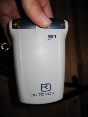 DVA Ortovox S1 replié, en mode émission DVA Ortovox S1 replié, en mode émission