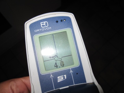 DVA Ortovox S1, lorsque le S1 capte un victime, il donne la direction et la distance approximative qui nous en sépare DVA Ortovox S1, lorsque le S1 capte un victime, il donne la direction et la distance approximative qui nous en sépare