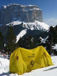 Abri bivouac Ortik Tupek, monté devant le Mont Aiguille