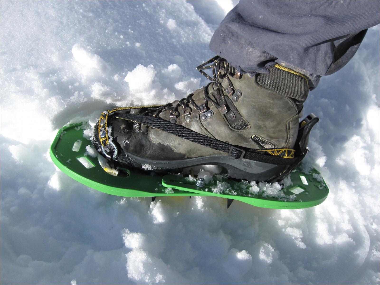 Randonnée sur neige : raquettes ou crampons neige ?