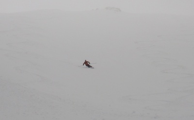 En neige difficile, et conditions un peu moisies, le ski fat donne plus de confiance et permet de skier plus sereinement 