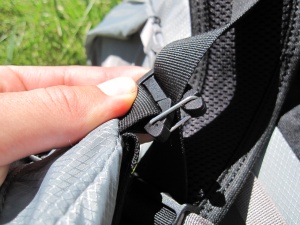 L'un des 3 points d'accroche au sac d'une poche avant : ici au niveau de la bretelle L'un des 3 points d'accroche au sac d'une poche avant : ici au niveau de la bretelle