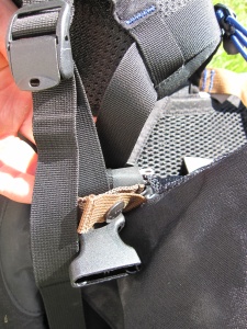 Un des 2 serrages de la ceinture ventrale Un des 2 serrages de la ceinture ventrale