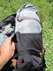 Vue latérale du sac, avec poche en tissu élastique Vue latérale du sac, avec poche en tissu élastique