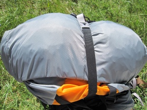 Sac fermé vu de dessus : fermeture par roulage + clips + sangle de compression Sac fermé vu de dessus : fermeture par roulage + clips + sangle de compression