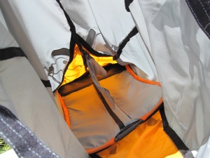 Intérieur du sac sans le sac interne étanche, on aperçoit la cloison de maintien de la forme du sac Intérieur du sac sans le sac interne étanche, on aperçoit la cloison de maintien de la forme du sac