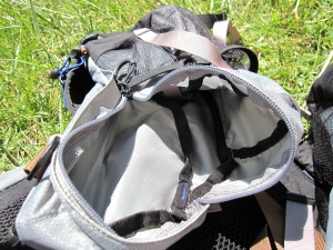 Une des "Balance pocket" qui s'ouvre par un large zip Une des "Balance pocket" qui s'ouvre par un large zip