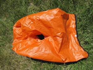 Le sac étanche interne avec son "trou" cylindrique pour le maintien de la forme du sac Le sac étanche interne avec son "trou" cylindrique pour le maintien de la forme du sac